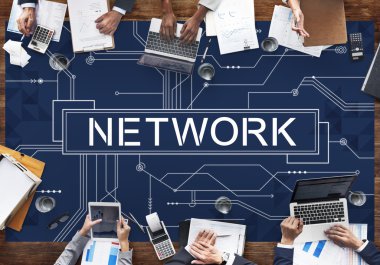 iş adamları iş başında elektronik cihazlar ile