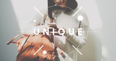 kadın ile hareket eden telefon ve benzersiz