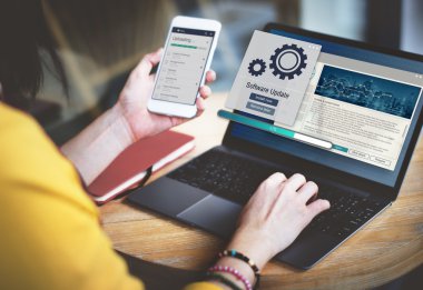 Dizüstü bilgisayarda yazan kadın