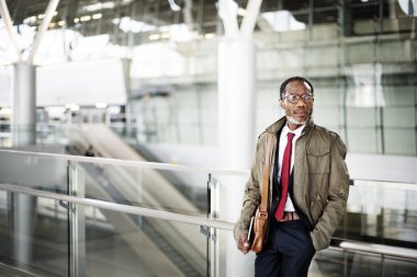 İşadamı güven yürüyen merdiven kavramı