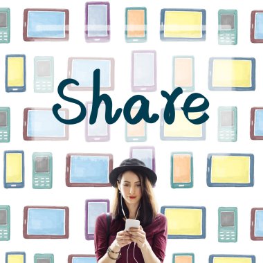 Müzik dinleyen kadın