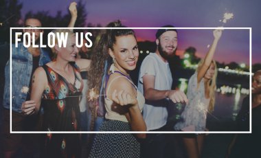 arkadaşlar birlikte sahilde kutluyor