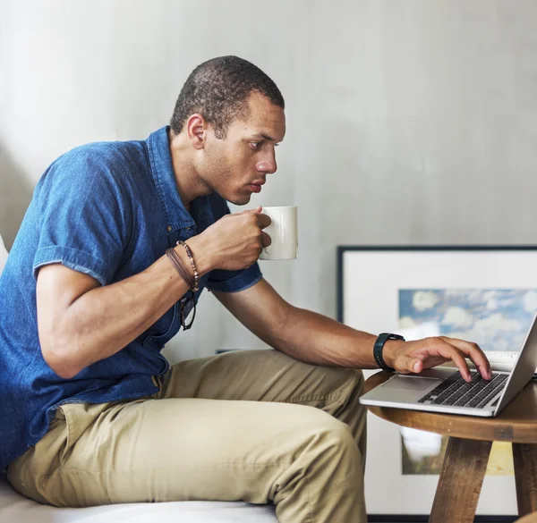 Homem trabalhando com laptop — Fotografia de Stock