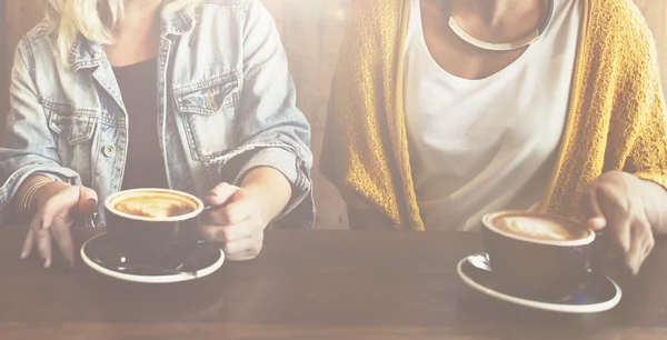 Друзья-женщины наслаждаются кофе — стоковое фото