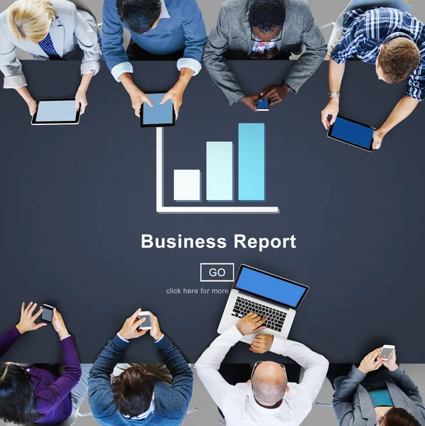 Personer som använder enheter och Business Report — Stockfoto