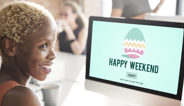 Empresária trabalhando no computador com fins de semana felizes — Fotografia de Stock