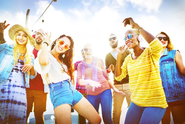 Happy vrienden veel plezier hebben in de zomer — Stockfoto