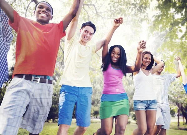 Junge Freunde im Freien — Stockfoto