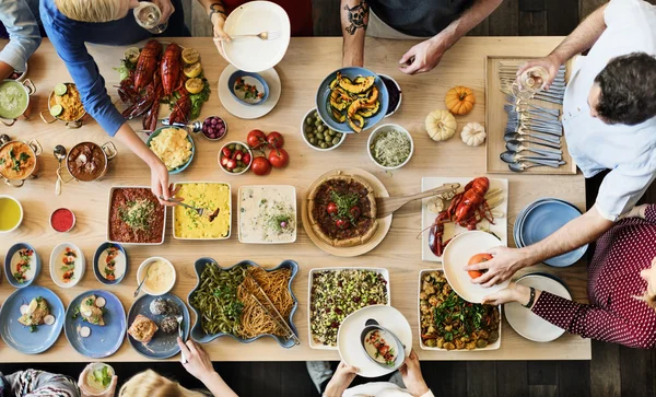 Menschen genießen Essen — Stockfoto