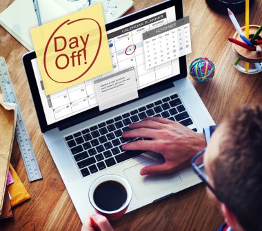 dizüstü bilgisayar kullanan adam