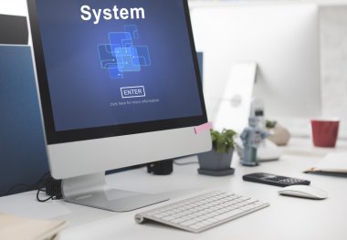 Bilgisayar ofis masasında. 