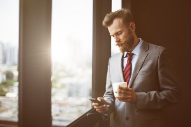 Telefonun ekranında arıyor işadamı