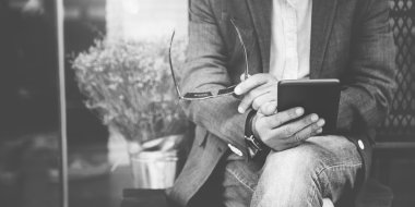 İş adam üst düzey kullanarak aygıt 