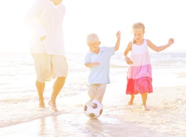 Mutlu aile Plajı'nda çocuklarla