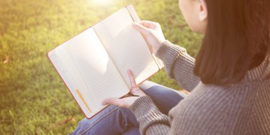 kitapta arayan kadın 