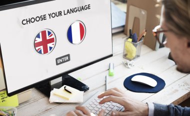 Ofiste bilgisayarla çalışan iş adamı