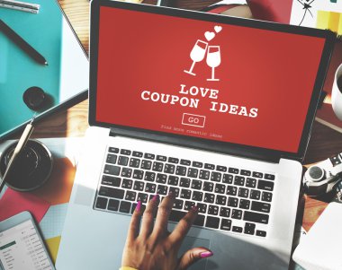 bilgisayar ile çalışan kadın