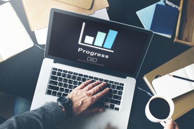 Dizüstü bilgisayarlı erkek eller 