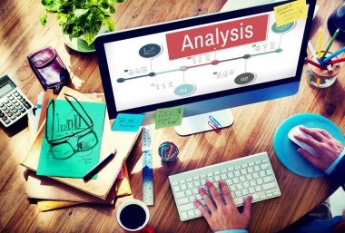 Bilgisayar kullanan adam 