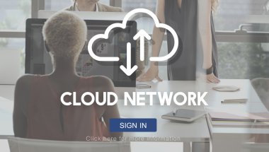 Bilgisayar ve bulut ağ üzerinde çalışma iş kadını