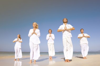 Kumsalda yoga yapmak insanlar