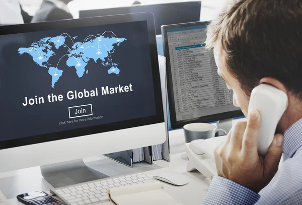 Бизнесмен, работающий на компьютере с глобальным рынком — стоковое фото