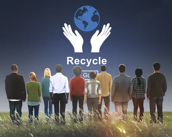 Les personnes multiethniques et le concept de recyclage — Photo