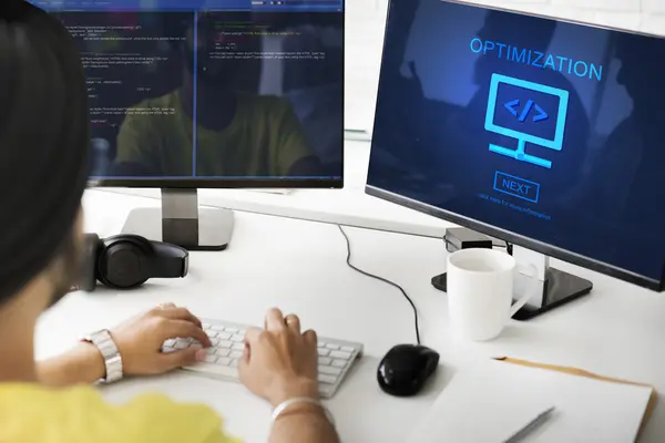 Geschäftsmann arbeitet mit Optimierung am Computer — Stockfoto