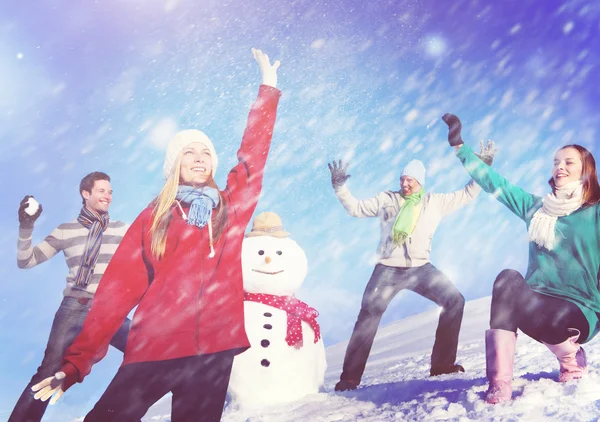 Freunde haben Spaß im Schnee — Stockfoto