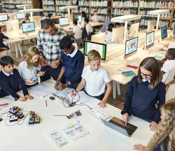 Alunni che hanno lezione a scuola — Foto Stock