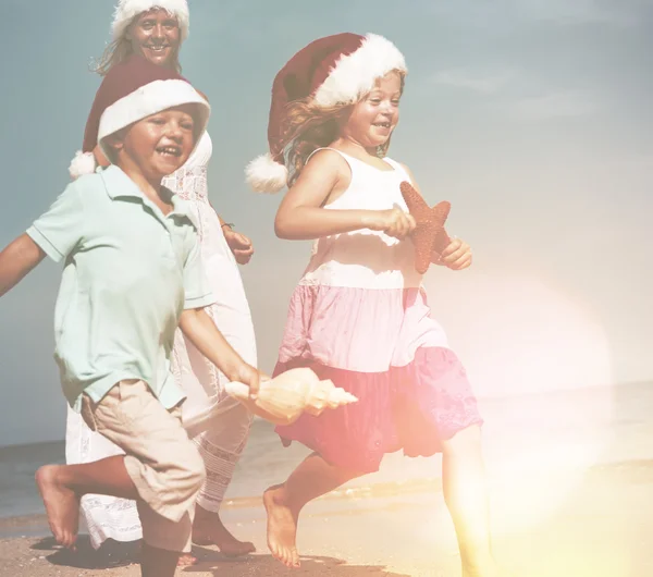 Família correndo na praia — Fotografia de Stock