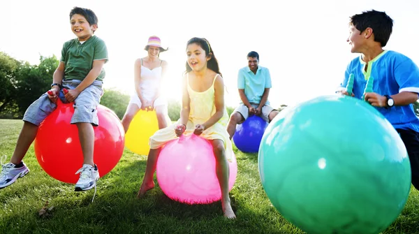 Familia feliz juntos al aire libre —  Fotos de Stock