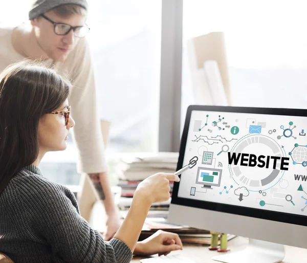 Kobieta pokazując na monitor z witryny sieci Web — Zdjęcie stockowe