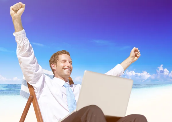 Empresario quedándose solo en la playa — Foto de Stock