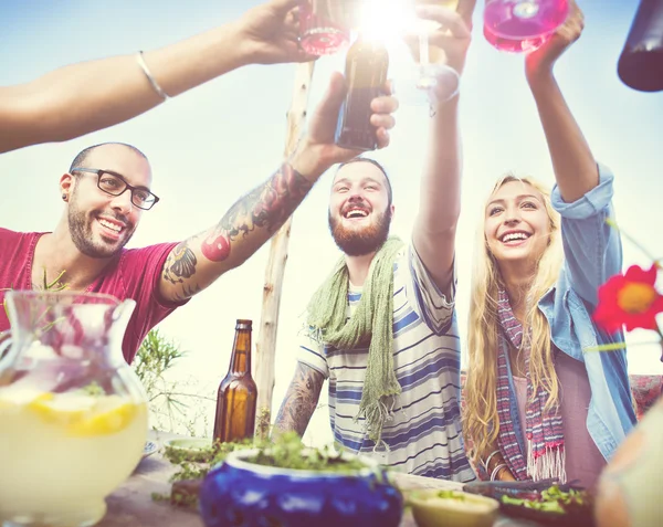 Friends and Beach Conceito de jantar de verão — Fotografia de Stock