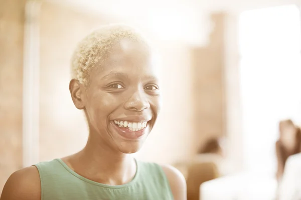 Mulher africana sorrindo — Fotografia de Stock