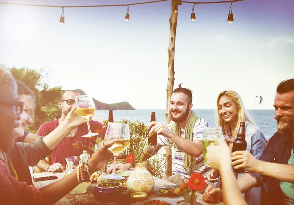 Друзі і пляжні вітання Концепція святкування — стокове фото