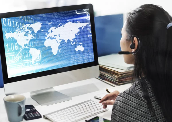 Affärskvinna arbetar på dator med global karta — Stockfoto