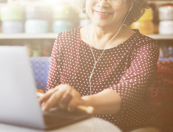 Aziatische vrouw met laptop — Stockfoto