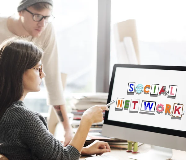 Mulher mostrando no monitor com rede social — Fotografia de Stock