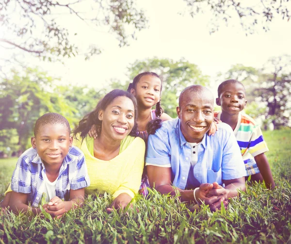 Schöne afrikanische Familie im Park — Stockfoto