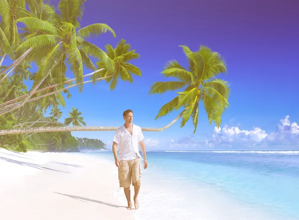 Homme d'affaires Rester seul à la plage — Photo