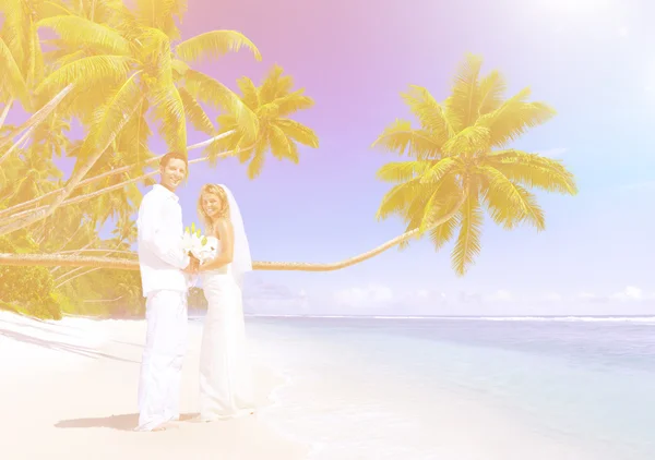 对夫妇结婚在海滩上 — 图库照片