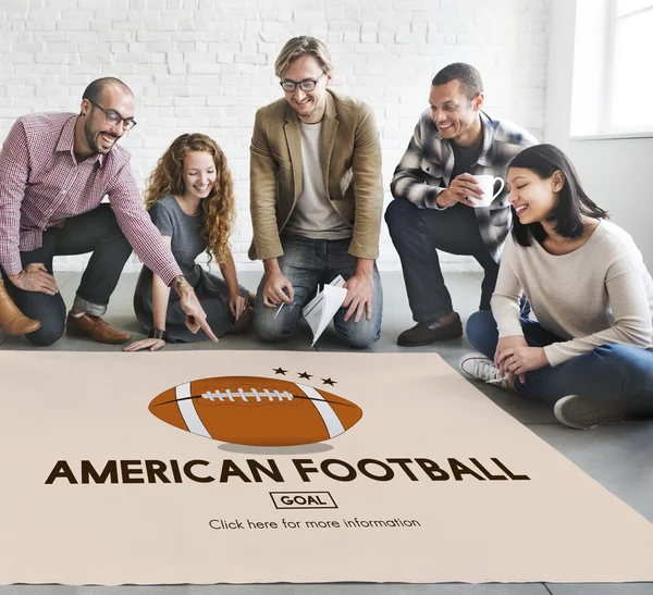 Designer arbeiten mit Poster und American Football — Stockfoto