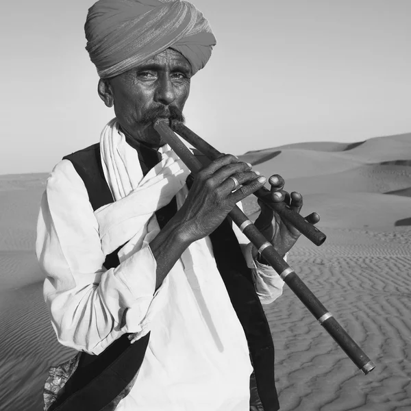 Homme jouant pipe à vent — Photo