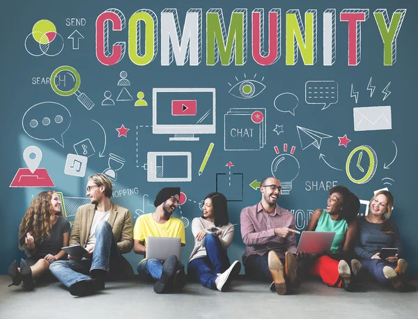 Diversità amici vicino al muro con la comunità — Foto Stock