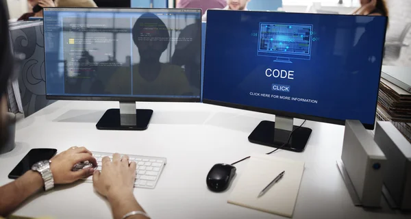 Homme d'affaires travaillant sur ordinateur avec le code — Photo