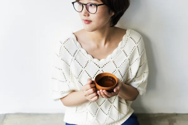 Ασιατική γυναίκα πίνοντας τσάι — Φωτογραφία Αρχείου