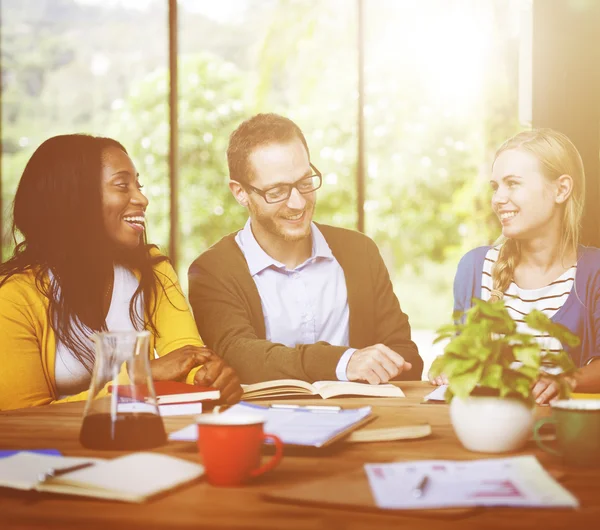 Pessoas brainstorming juntos — Fotografia de Stock