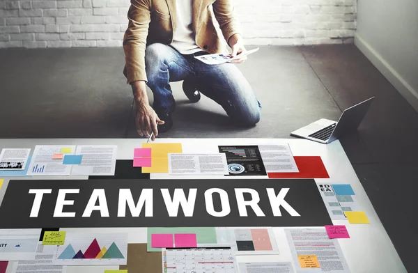 Empresario que trabaja con Teamwork — Foto de Stock